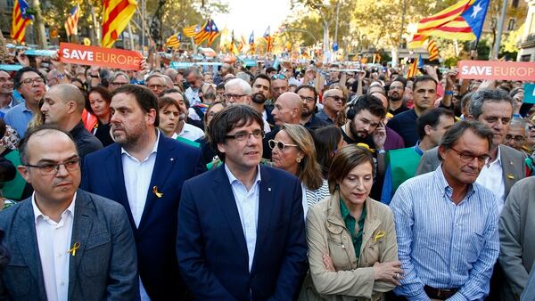 Carles Puigdemont en una marcha en Barcelona  junto a funcionarios y colaboradores (AP)