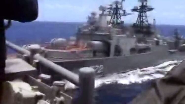 la Séptima Flota de Estados Unidos respondió acusando al navío ruso de realizar una “maniobra peligrosa” y “no profesional”