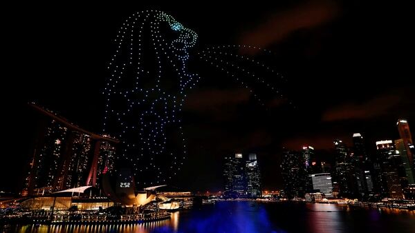 El Merlion, ícono del turismo, formado con drones sobre Marina Bay durante las celebraciones de Año Nuevo en Singapur (REUTERS/Edgar Su)