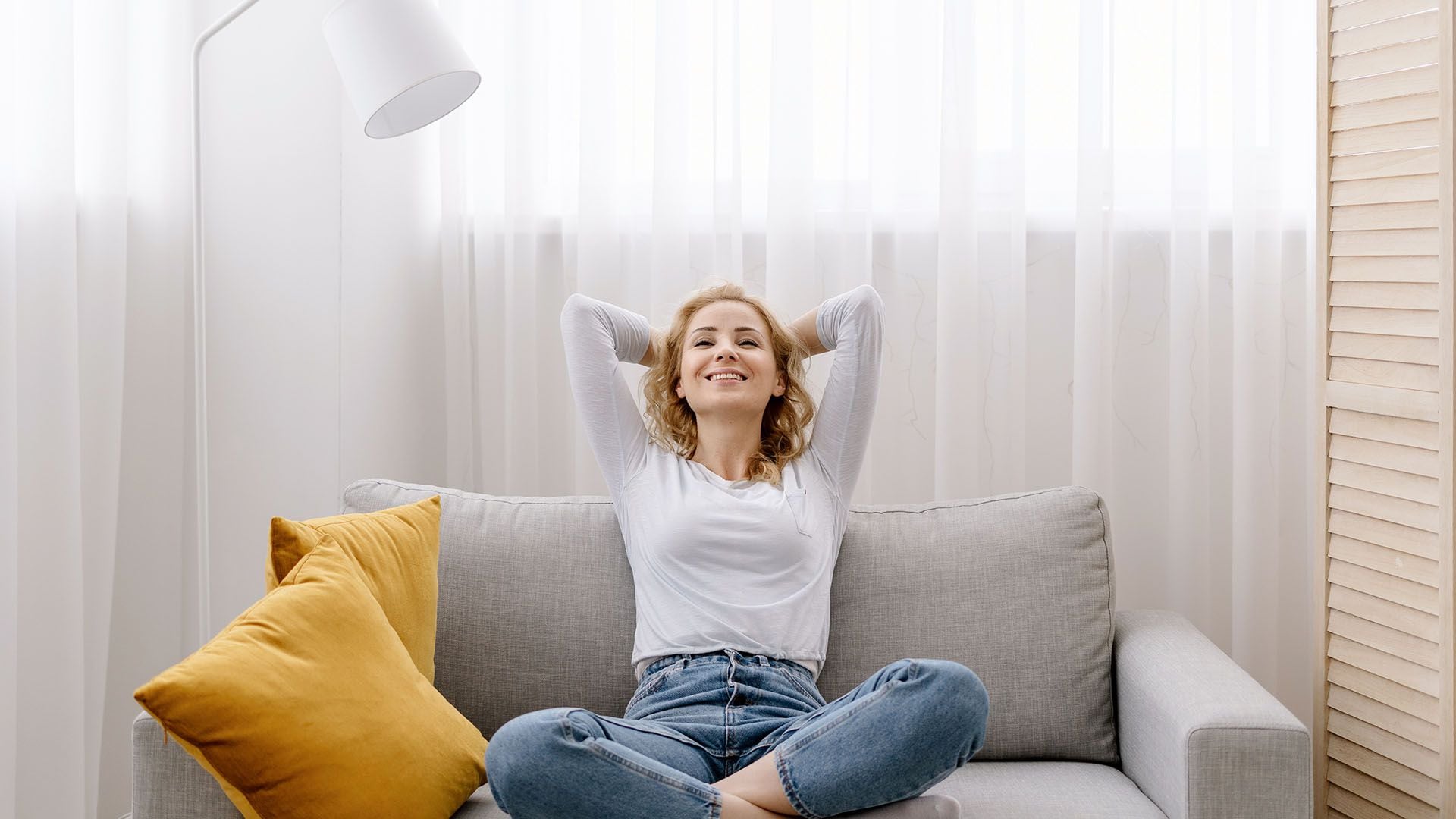 парень релакс на природе. Ennio morricone the western music. лето босиком щекотно. She is relaxing at the moment. человек отдыхает на траве.