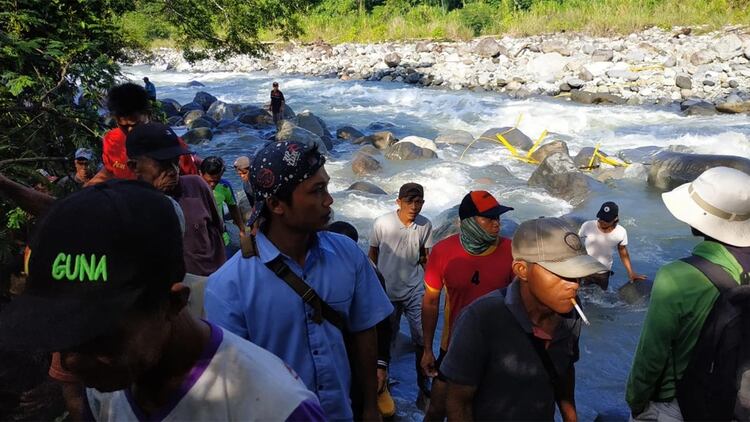 Unas 30 personas cayeron al río tras el colapso del puente. Entre estas 9 murieron ahogadas y una permanece desaparecida (AFP)