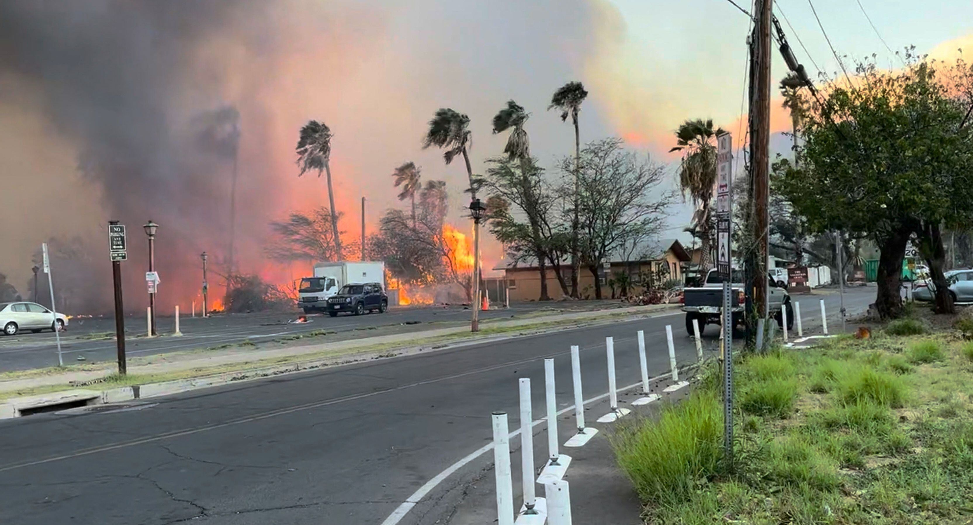 El humo y las llamas se elevan en Lahaina, condado de Maui, Hawái, EE. UU., el 8 de agosto de 2023 en esta imagen fija de un video obtenido de las redes sociales. Jeff Melichar/TMX/vía REUTERS