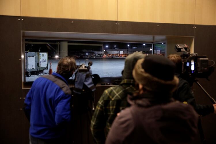 Periodistas observan el avión, pero no hubo contacto con los pasajeros (Reuters)