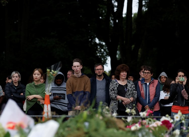 Un grupo de personas se reunió para brindar tributo a las víctimas del atentado. (REUTERS/Jorge Silva)