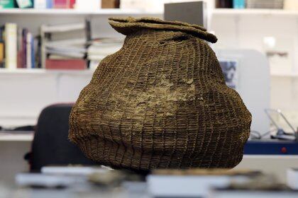 La cesta es “probablemente la más antigua del mundo”, fechada por carbono en 10.500 años. (REUTERS/Ammar Awad)