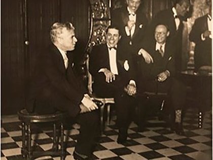 Sadie Baron Wakefield, junto a Charles Chaplin y Carlos Gardel en Niza. Se cree que esa reunión fue el festejo de cumpleaños del genial comediante. 