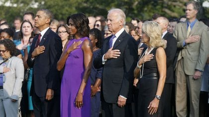 Barack Obama, en los jardines de la Casa Blanca junto a Michelle, el entonces vicepresidente Joe Biden y su esposa Jill (AP)