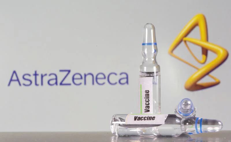 FOTO DE ARCHIVO: Un tubo de ensayo etiquetado con la vacuna delante del logo de AstraZeneca en una ilustración tomada el 9 de septiembre de 2020. REUTERS/Dado Ruvic