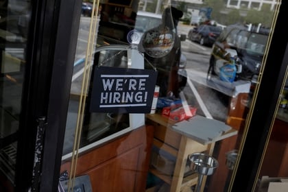 Un letrero de "Estamos Contratando" anunciando trabajos en la entrada de un restaurante en Miami-Dade, Florida, el 18 de mayo de 2020. (REUTERS/Marco Bello/Foto de archivo)