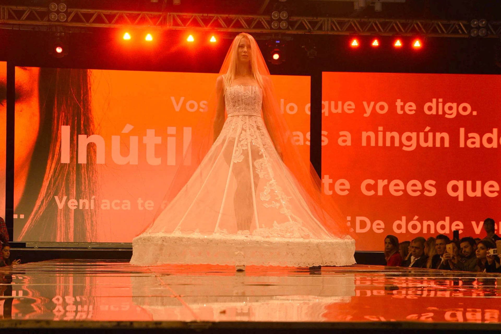Luego de su separación con Fabián Cubero, Nicole Neumann desplegó toda su sensualidad con un vestido de novia con transparencias y encaje en el desfile de Silkey