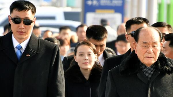 Kim Yo Jong con las delegación norcoreana.