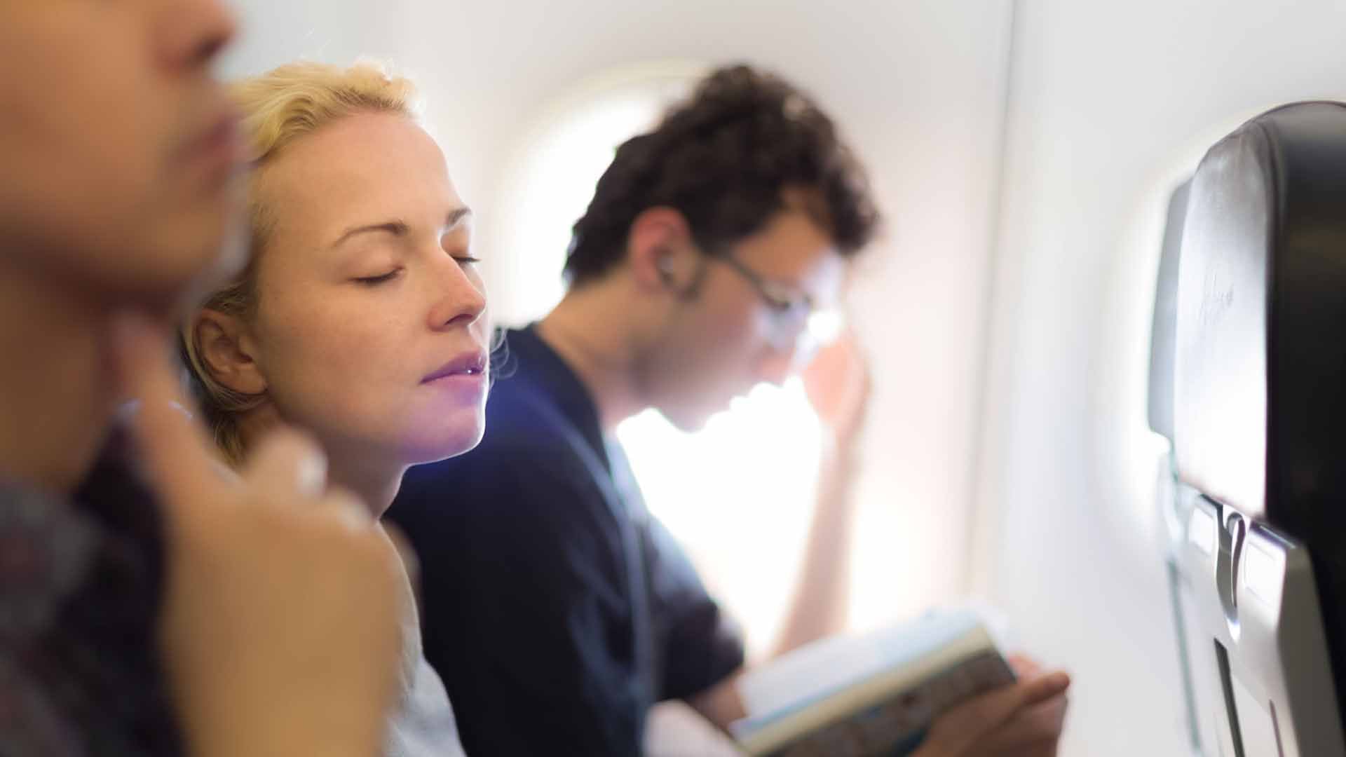 Las almohadas de viaje son indispensables: existen desde la cervical hasta las que envuelven la cabeza o incluso sirven de antifaz (iStock)