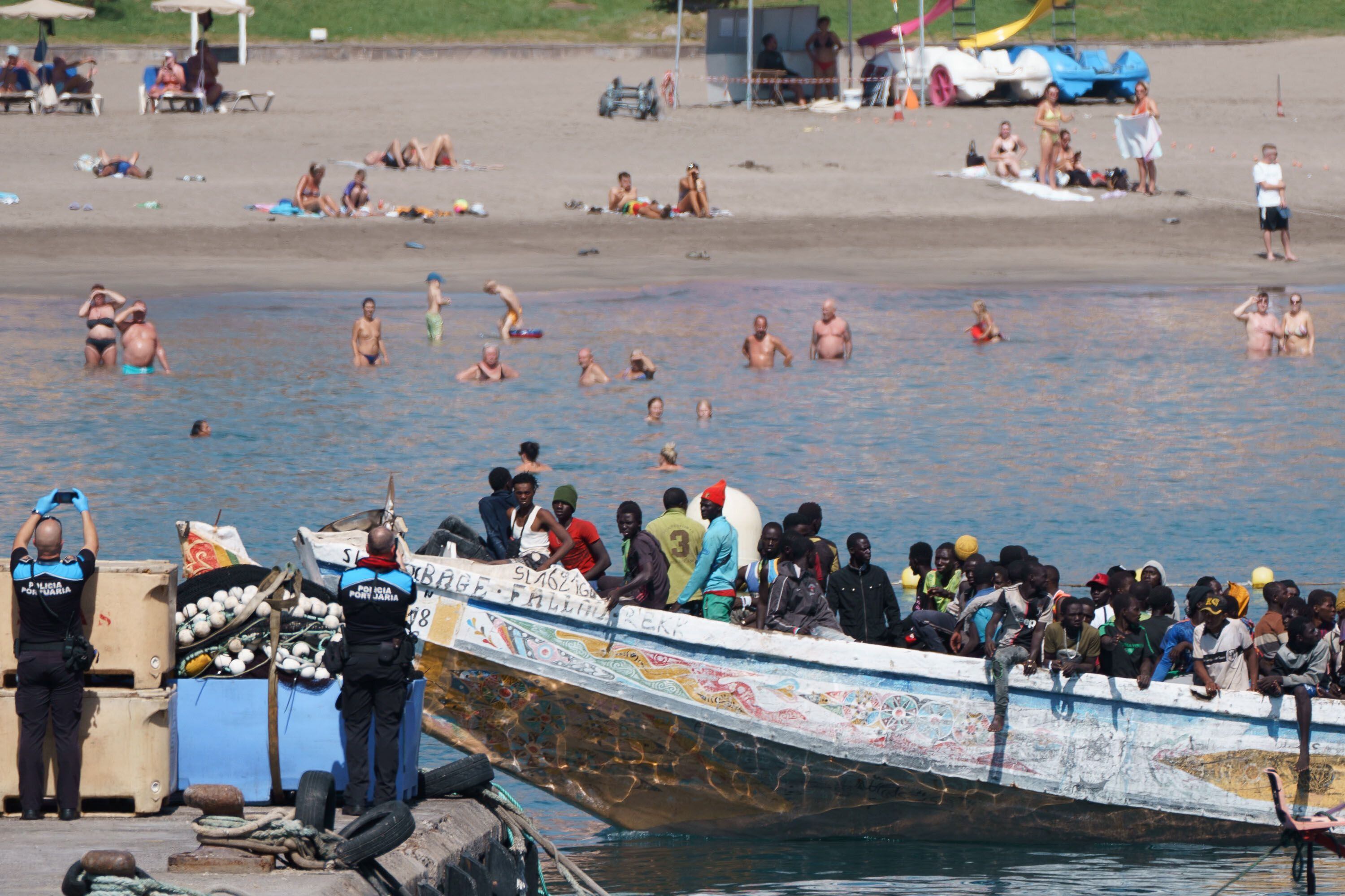 A boat with 120 migrants on board arrives at the port of Los Cristianos, in Tenerife.  (Ramón de la Rocha / EFE)