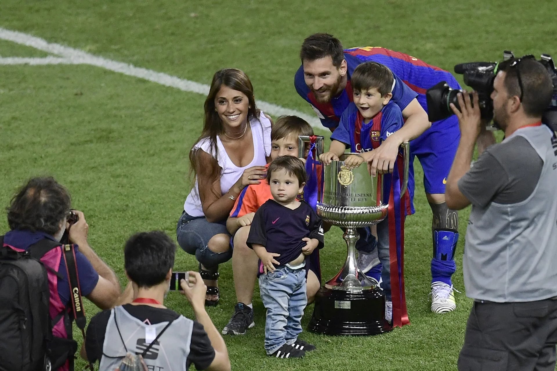 Barcelona se consagró campeón de la Copa del Rey 2016/17 con el aporte clave de Lionel Messi, autor del primer gol en el 3 a 1 ante Alavés. Al finalizar el partido los jugadores recibieron a su familia: aquí “La Pulga” con su esposa, Antonella Roccuzzo, y sus hijos Thiago y Mateo