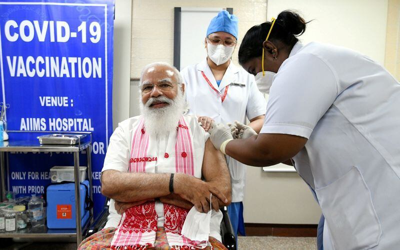 El primer ministro de la India, Narendra Modi, recibe una dosis de COVAXIN, una vacuna contra el coronavirus por la empresa india Bharat Biotech y el Consejo de Investigación Médica estatal (Oficina de Información de Prensa de la India/vía REUTERS)