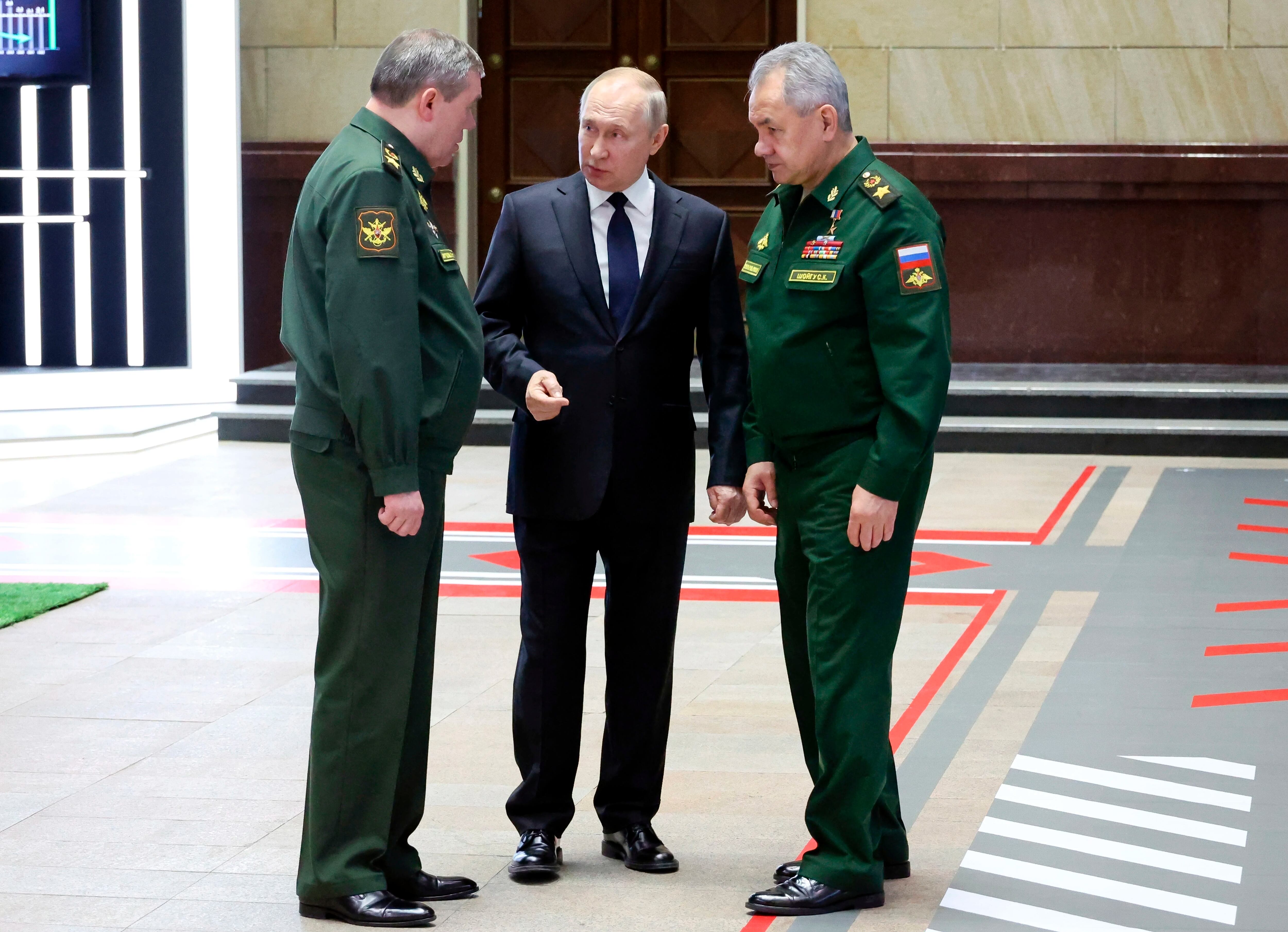Putin junto al jefe del Estado Mayor General, el general Valery Gerasimov y al ministro de Defensa ruso, Sergei Shoigu. Son los aparentes ganadores de esta puja de poder en Rusia.(Mikhail Kuravlev, Sputnik, foto de Pool del Kremlin vía AP)
