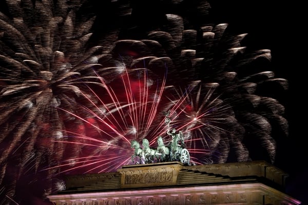 En Berlín, Alemania, los festejos oficiales se realizaron frente a la Puerta de Brandenburgo (REUTERS/Michele Tantussi)