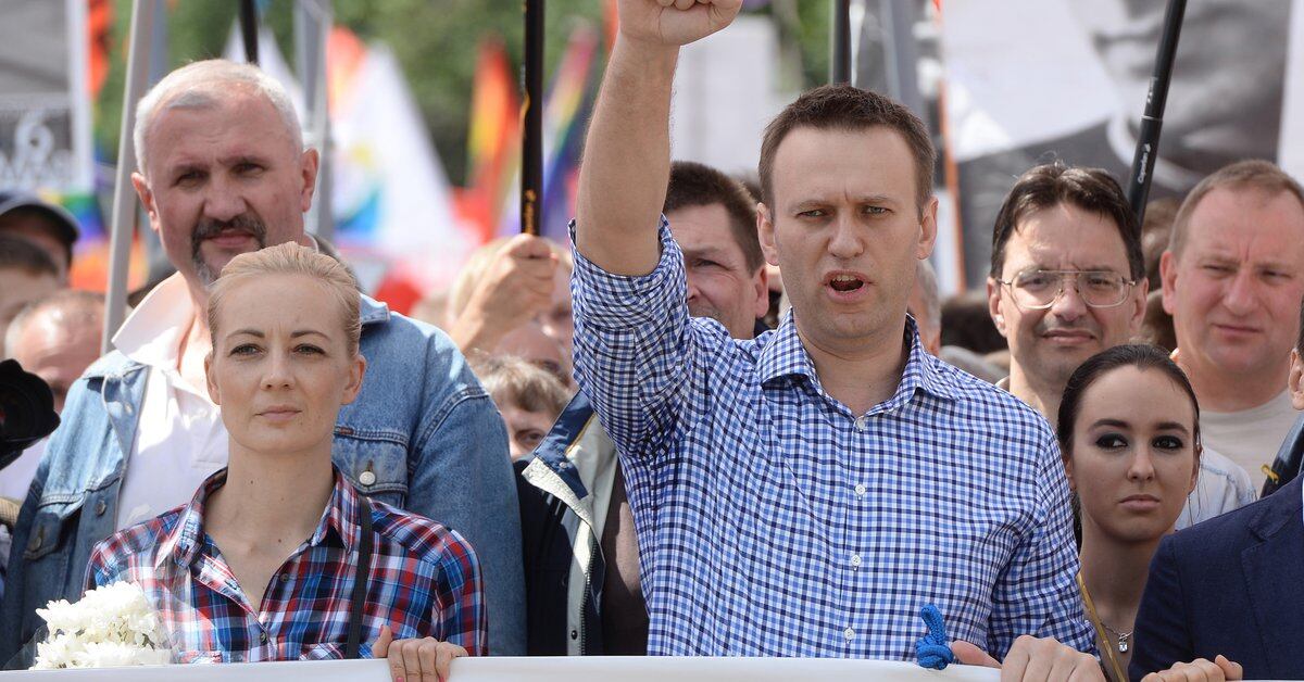 Vladimir Putin’s governor threatens to order the arrest of leader Alexei Navalny if he does not return to Russia
