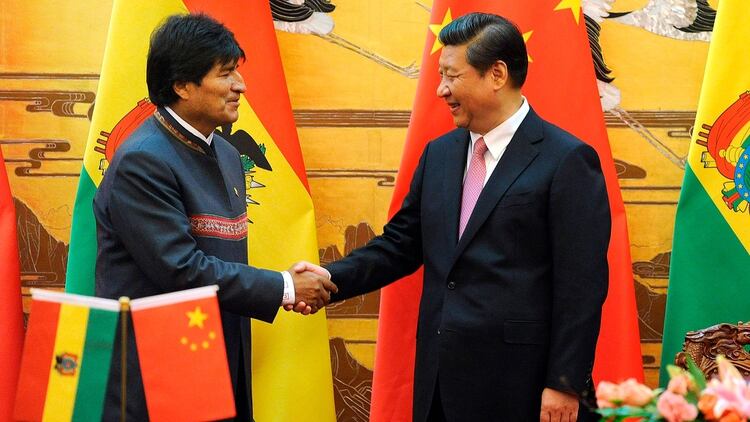 Evo Morales y el presidente chino Xi Jinping. El gobierno chino ha sido el principal asesor en la “guerra digital” que el boliviano dice estar librando (EFE)