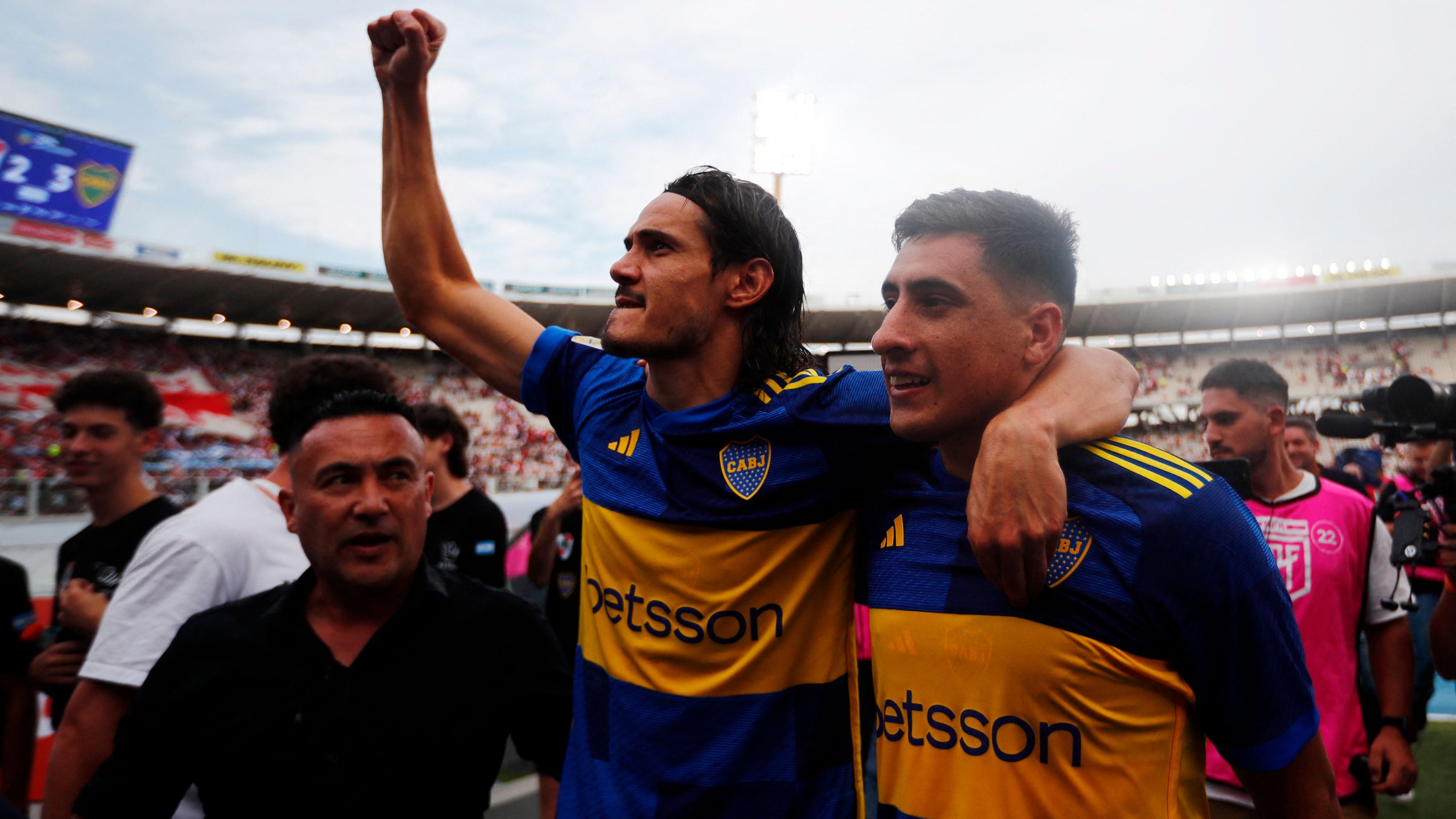 Edinson Cavani y Miguel Merentiel celebran el triunfo de Boca ante River en los cuartos de final de la Copa de la Liga (REUTERS/Matías Baglietto)