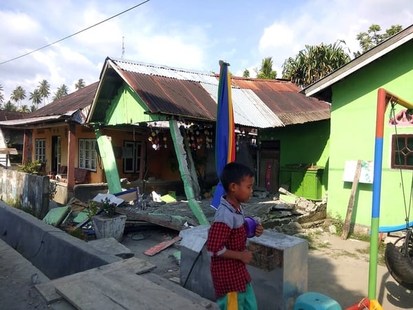 Un niño camina entre los escombros de una casa tras un terremoto de magnitud 7,5 que sacudió la isla de Célebes, situada en el norte de Indonesia. (EFE)