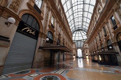 La Galería Vittorio Emanuele de Milán con las tiendas cerradas. 6 de noviembre de 2020.  REUTERS/Daniele Mascolo
