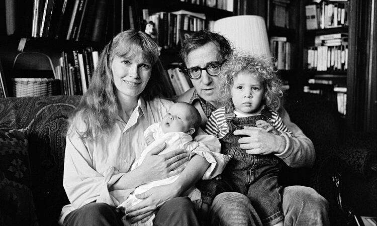 Mia Farrow y Woody Allen con un pequeño Ronan y Dylan, en los años 80. (Getty)