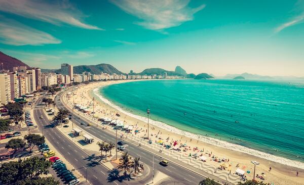 Copacabana Beach, una de las playas más concurridas por los millennials para pasar sus días de vacaciones (Getty Images)