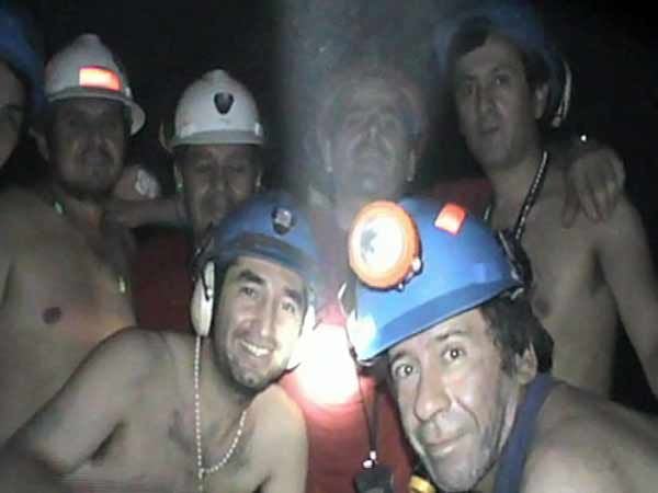 Una de las imágenes más representativas del hecho: un grupo de los mineros, con sus torsos desnudos, se sacan una foto encerrados dentro de una mina a 720 metros de la superficie