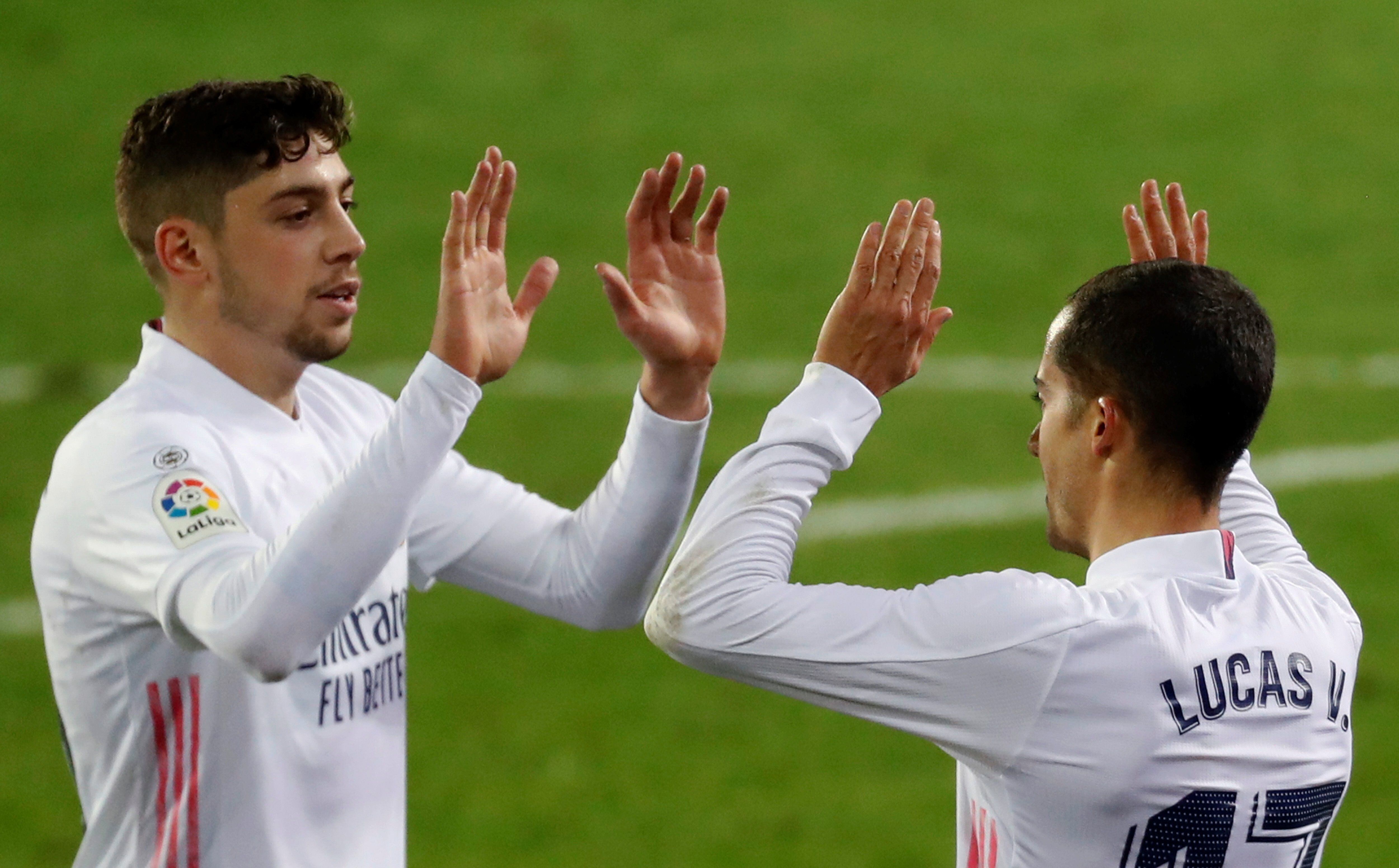 El delantero del Real Madrid Lucas Vázquez (d) celebra con Fede Valverde tras marcar un gol durante un partido. EFE/Juan Herrero