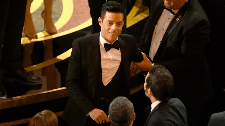 Rami Malek fue ayudado por varios de las estrellas que estaban cerca del escenario