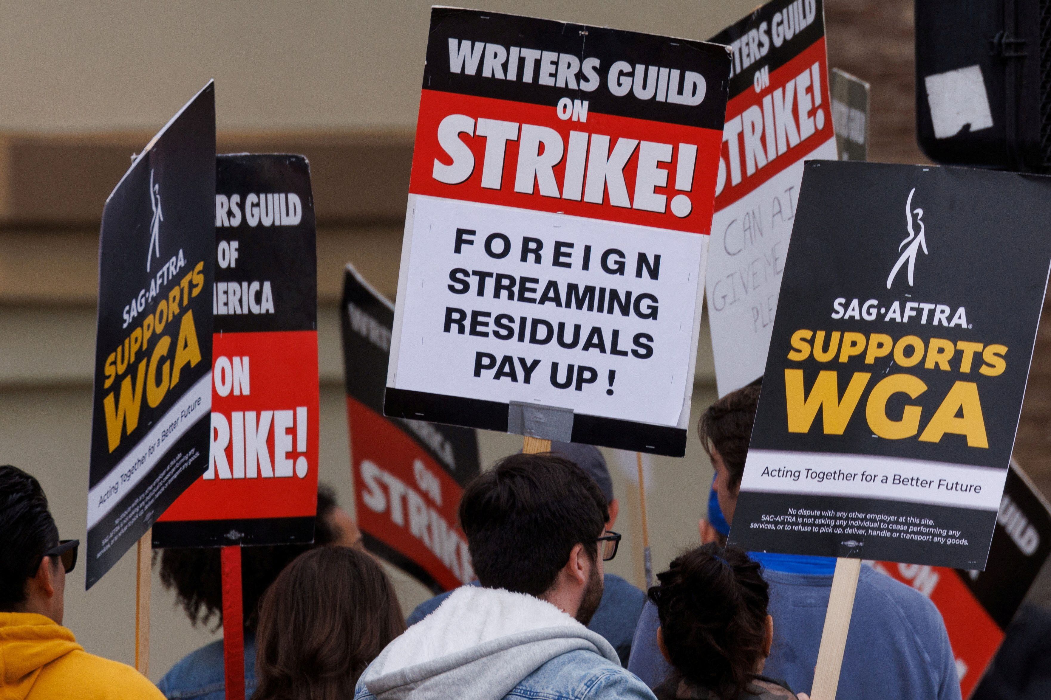 La huelga de guionistas de cine y televisión se inició el martes 2 de mayo de 2023 (Foto: REUTERS/Mike Blake)