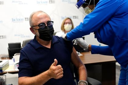 El producto musical Emilio Estefan, de 67 años recibe la vacuna de Pfizer-BioNTech contra COVID-19 en el Jackson Memorial Hospital, de Miami. (AP Photo/Lynne Sladky)