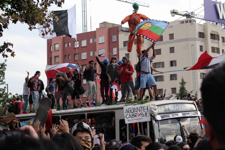 Uno de los únicos vehículos que atravesó la protesta fue este micro. La gente los celebraba al pasar.