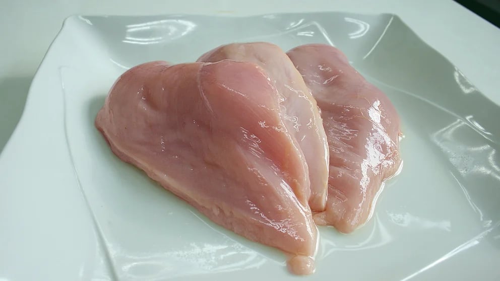 El peligro de lavar el pollo antes de cocinarlo, confirmado por la OCU