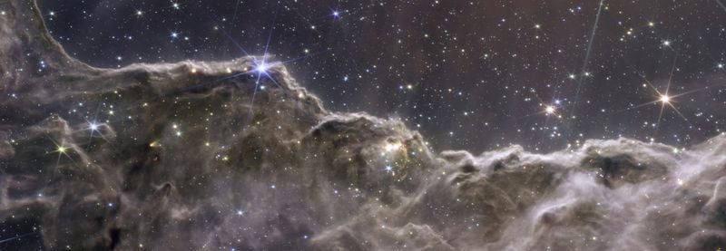 Imagen compuesta de los Acantilados Cósmicos en la Nebulosa Carina, creada con datos de los instrumentos NIRCam y MIRI del Telescopio Espacial James Webb de la NASA (REUTERS)