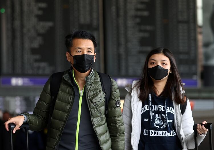 Para los especialistas es mejor que el virus se extienda en el tiempo en lugar de alcanzar su máximo punto de una sola vez. (Foto: Kai Pfaffenbach/Reuters)