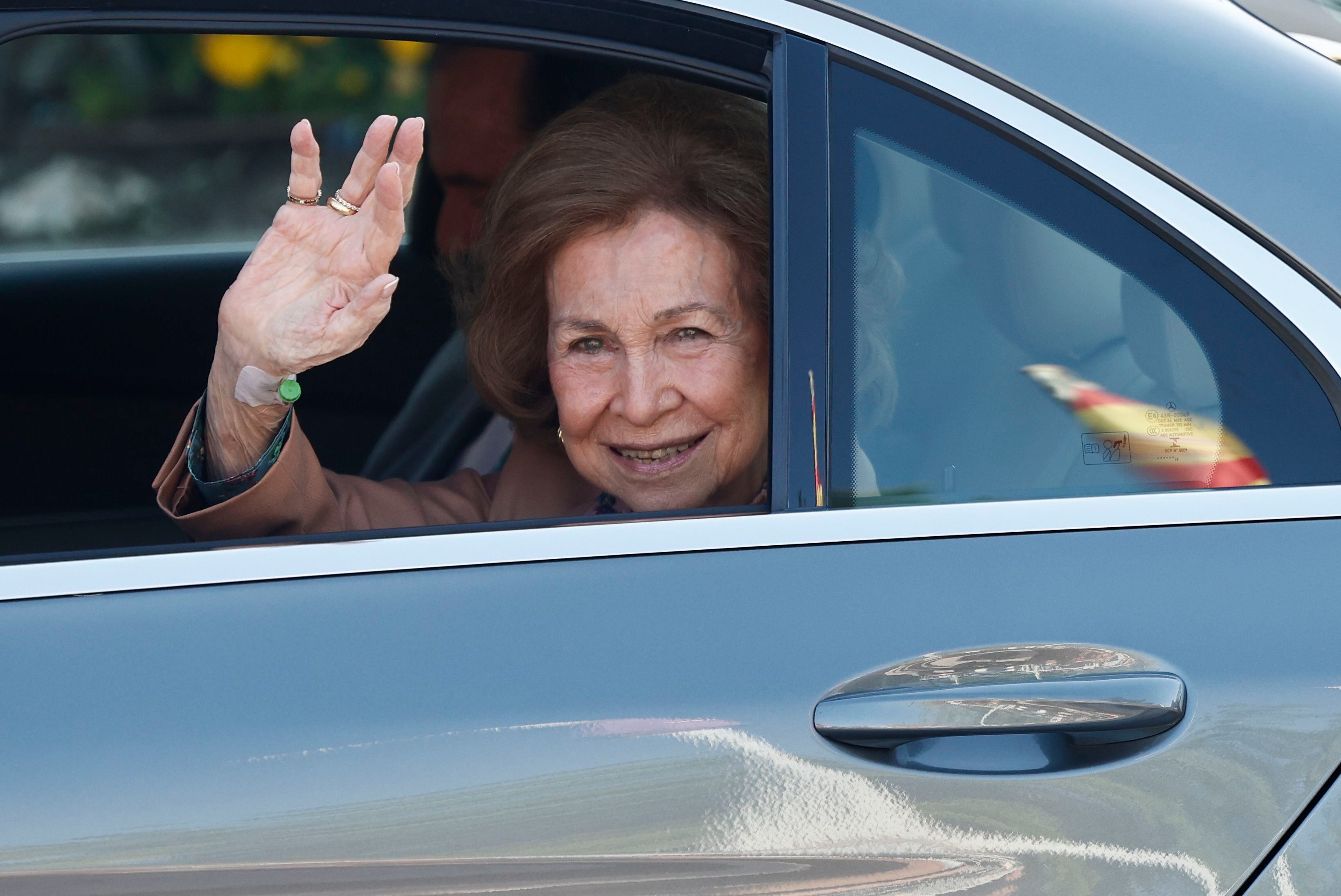 La reina Sofía, a su salida del hospital. (EFE/Sergio Pérez)
