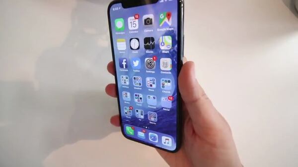 El iPhone X de perfil, sin el característico botón de inicio de los modelos anteriores