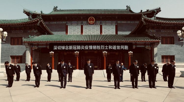 Xi Jinping, en el centro de la escena, junto a otros funcionarios del régimen chino. La administración de la crisis por el coronavirus dejó al mandatario en el medio de una tormenta (Reuters)