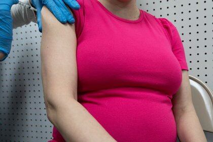 Embarazada recibe vacuna COVID-19 en Schwenksville, EEUU, 11 febrero 2021.
REUTERS/Hannah Beier