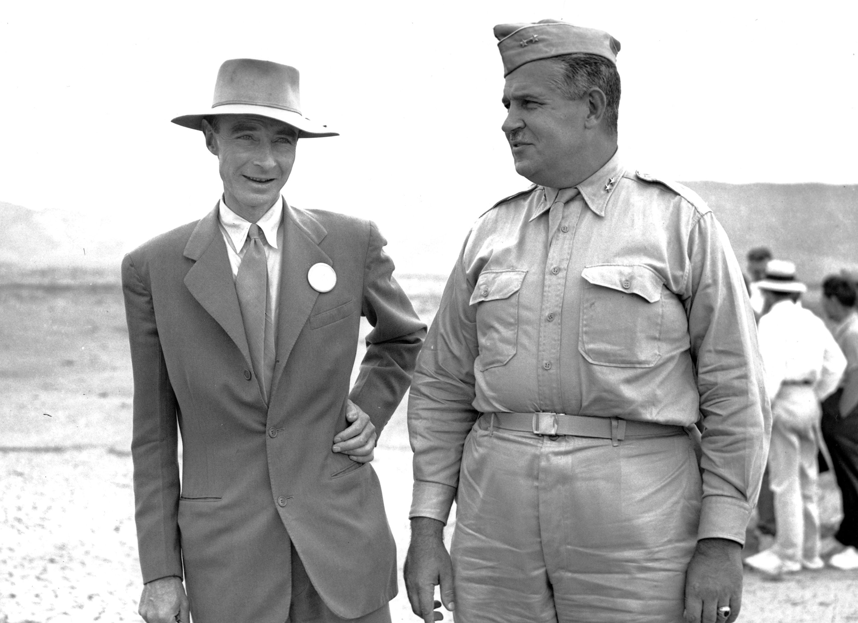 El general John Leslie R. Groves, encargado de la seguridad del Proyecto Manhattan en Los Alamos, junto a Robert Oppenheimer, durante una inspección la base de una torre en el lugar donde explotó una prueba de bomba atómica, el 9 de septiembre de 1945 (AP)