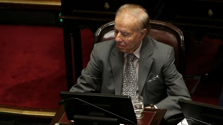 Carlos Menem en su banca de senador en una sesión en 2018 (REUTERS/Agustin Marcarian)