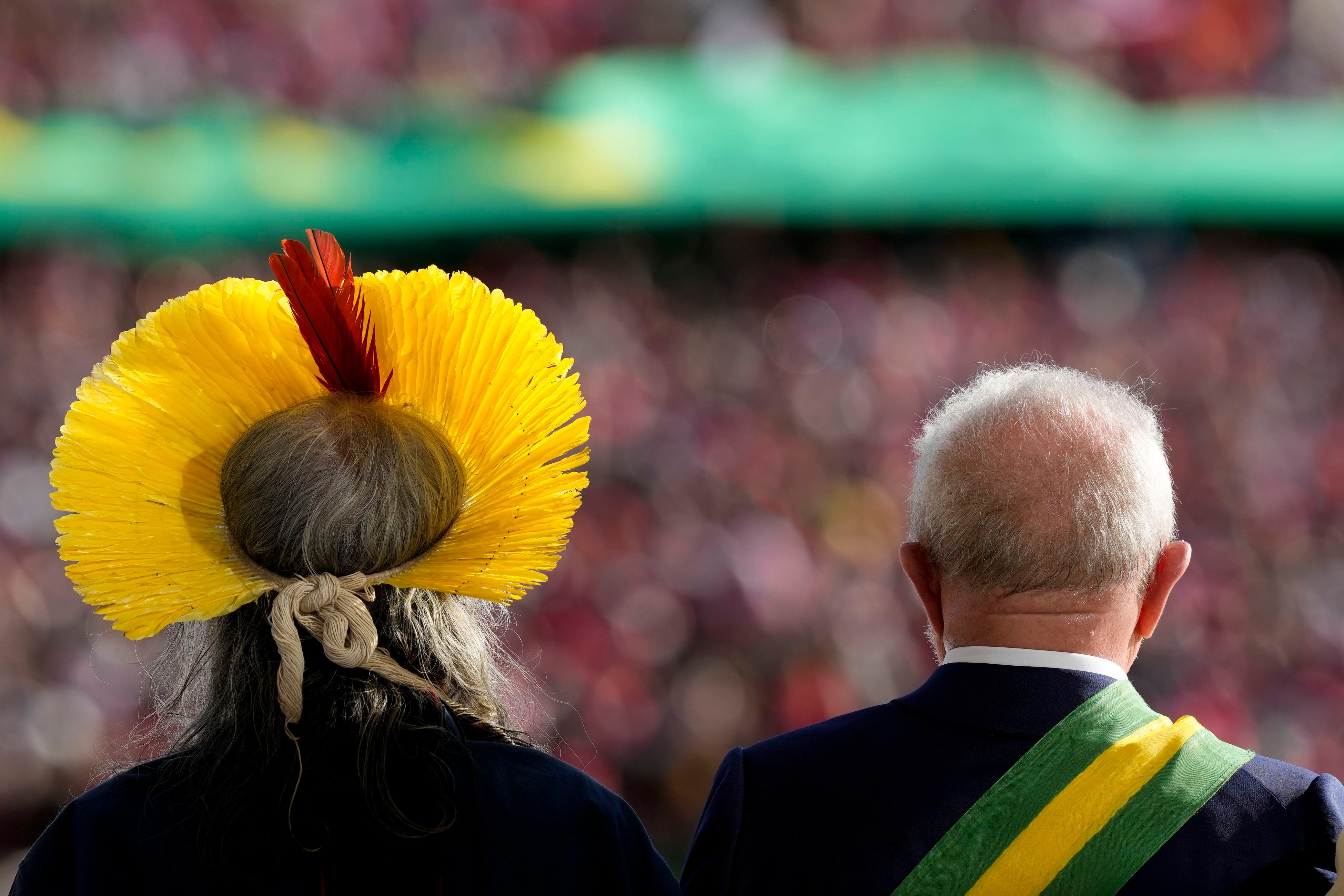 El presidente brasileño Luiz Inácio Lula da Silva (derecha) junto al líder indígena Raoni Metuktire, luego de su juramentación, en Brasilia, el 1 de enero de 2023. (AP Foto/Eraldo Peres, Archivo)