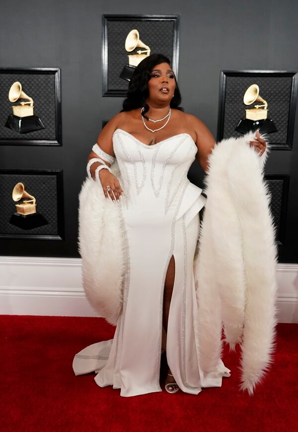 Lizzo, artista que cuenta con 8 nominaciones, lució un vestido blanco strapless Versace marcando muy bien su cintura y con una apertura importante en la parte inferior, de acuerdo a la asesora de imagen María Gabriela Gurmandi de @Beyourbest. Para July Latorre, asesora de imagen y estilista, la cantante Lizzo con este blanco perfecto para ella ... ¡es todo! Su figura se ve increíble y la boa es un complemento muy glam