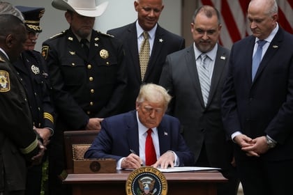 Trump firma la orden ejecutiva (Reuters)