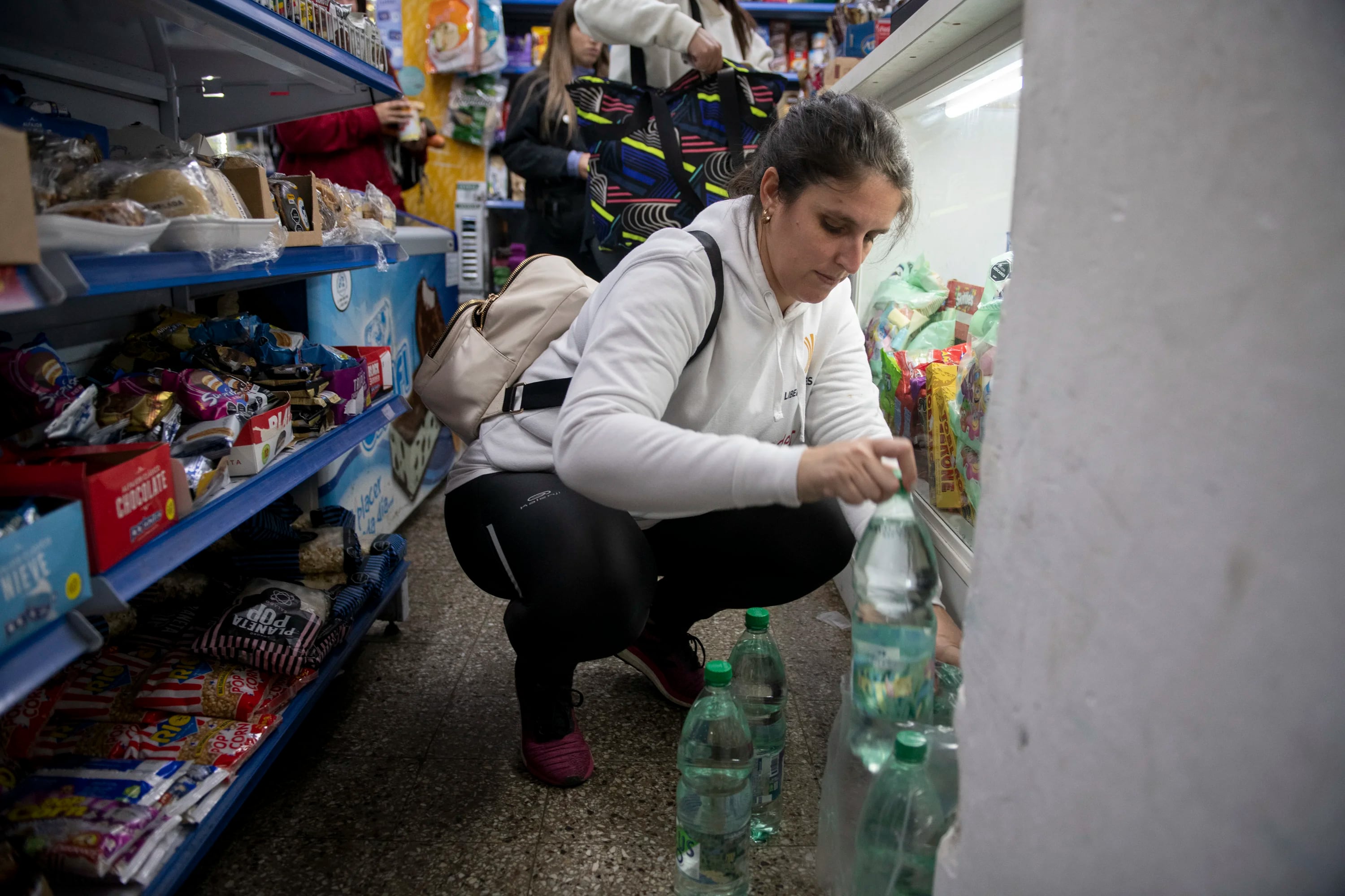 Durante la crisis, el gobierno quitó el IVA al agua mineral embotellada que aumentó fuertemente sus ventas (AP Foto/Santiago Mazzarovich)