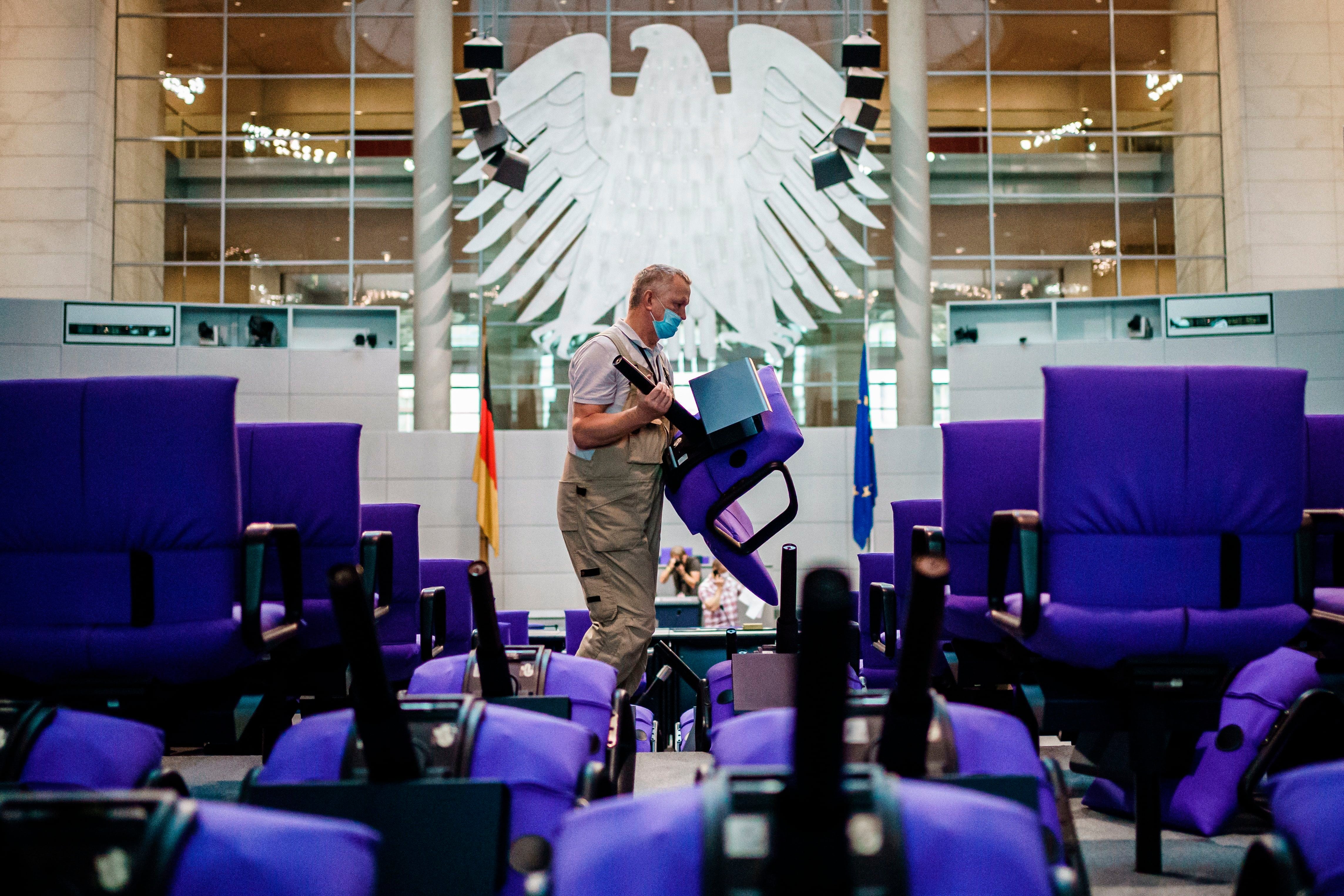 Un empleado del Bundestag reorganizaba los asientos en Parlamento alemán para adecuarlos a la nueva composición resultante de las elecciones celebradas el pasado mes de septiembre. EFE/EPA/CLEMENS BILAN