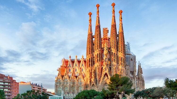 Sagrada Familia. El arquitecto español y máximo representante del modernismo Antoni Gaudí no vivió para ver su Sagrada Familia terminada; de hecho, todavía se está construyendo y según su sitio web, se espera que la construcción cese en 2026 (Shutterstock)