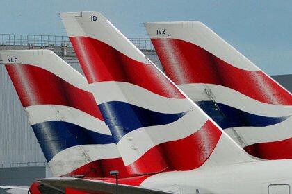 FOTO DE ARCHIVO: Logotipos de British Airways sobre varios aviones en el aeropuerto de Heathrow, al oeste de Londres, 12 de mayo de 2011. REUTERS/Toby Melville